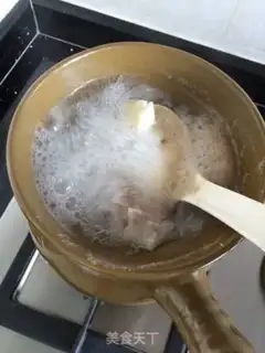Make Chestnut bone soup step 1