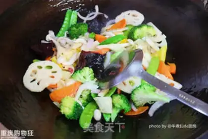 Make Abalone shrimp spicy pot step 2