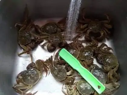 Make Boiled crabs step 1