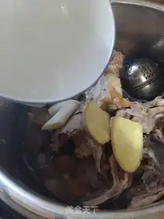 Make A duck-cooked cabbage soup step 2