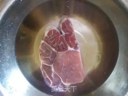 Make Black pepper onion roast beef step 1
