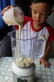 Make Banana yogurt shake step 1