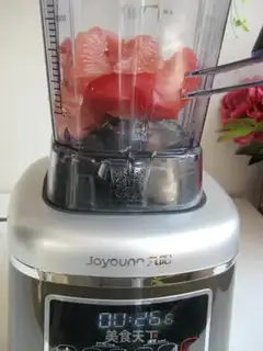 Make Red tea and tomato juice step 2