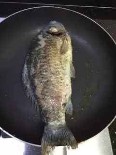 Make Cinnamon fish egg soup step 1
