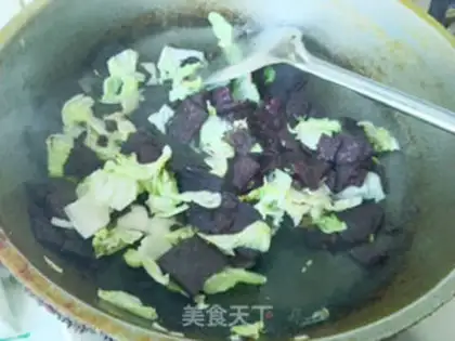 Make The cabbage makes black rice cake step 7