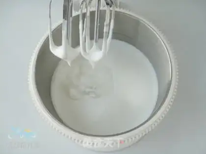 Make Halloween Spider Cupcake step 4