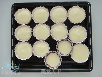 Make Halloween Spider Cupcake step 8