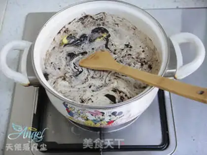 Make Halloween Spider Cupcake step 12