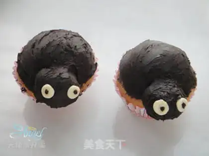 Make Halloween Spider Cupcake step 14