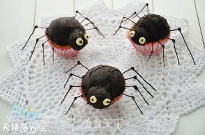 Make Halloween Spider Cupcake step 15