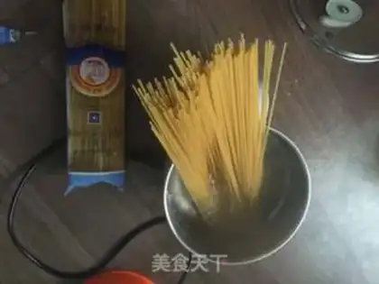 Make Tomato chicken. Noodles step 1