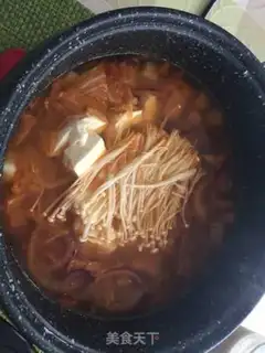 Make Korean pickles soup step 1