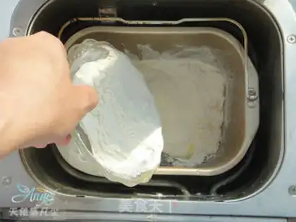 Make Halloween scream pizza step 1