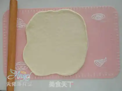 Make Halloween scream pizza step 4