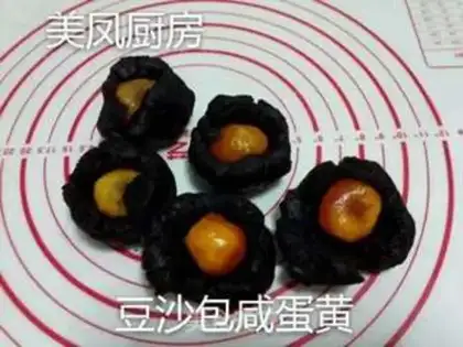 Make A wide bean saloon moon cake step 17