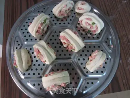 Make Onions of ham rolls step 12