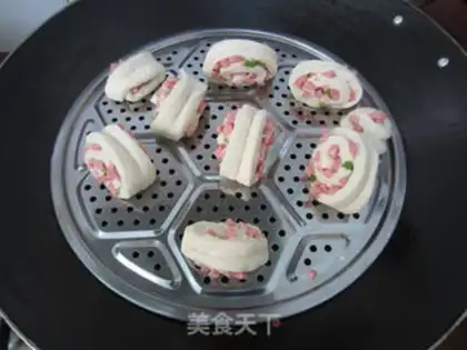 Make Onions of ham rolls step 13