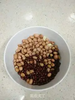 Make Soybean peanut soup step 0