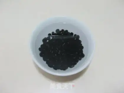 Make walnut dates, black sesame soy sauce step 1