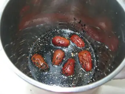 Make walnut dates, black sesame soy sauce step 2