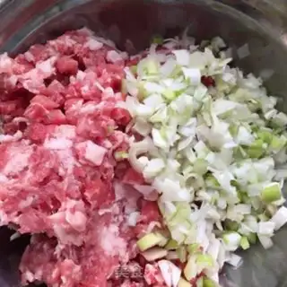 Make "Foot-hand shrimp and pork meat." step 2