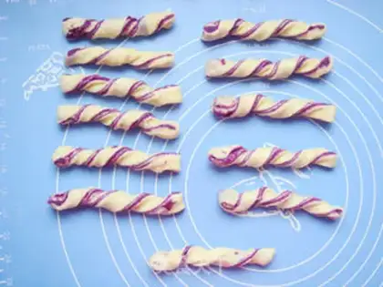 Make Spaghetti bread step 14