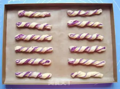 Make Spaghetti bread step 15