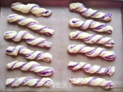 Make Spaghetti bread step 16