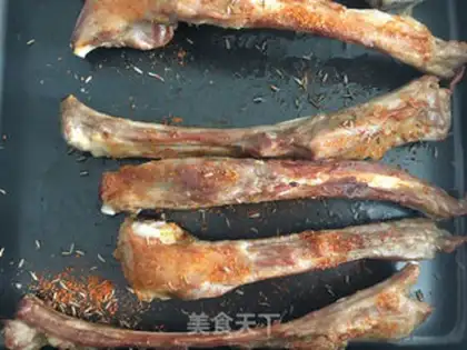 Make Xinjiang roasted lamb chops step 4