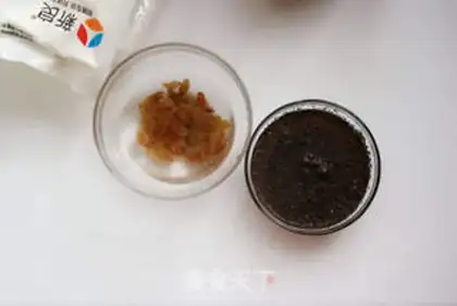 Make Red tea and raisin step 0
