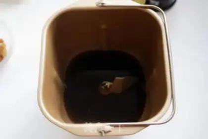 Make Red tea and raisin step 1