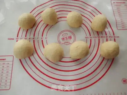 Make Bean-saloon caterpillar bread step 3