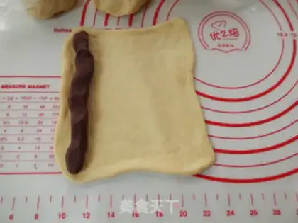 Make Bean-saloon caterpillar bread step 5