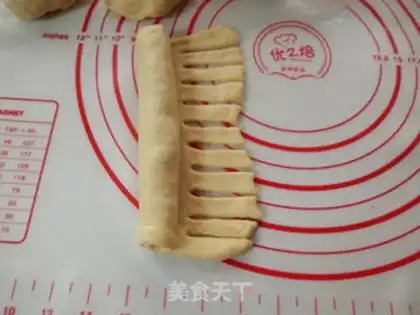 Make Bean-saloon caterpillar bread step 6