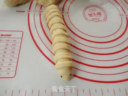 Make Bean-saloon caterpillar bread step 7