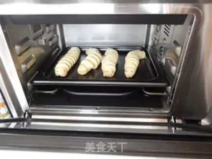 Make Bean-saloon caterpillar bread step 9