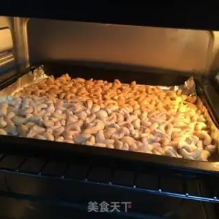 Make A cashew nut from the oven step 1