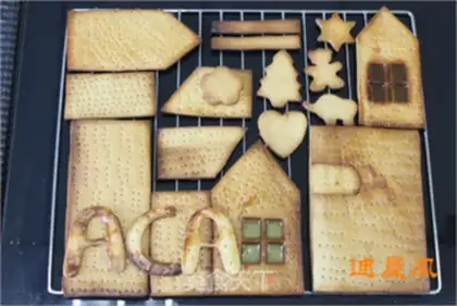 Make Christmas gingerbread house step 7