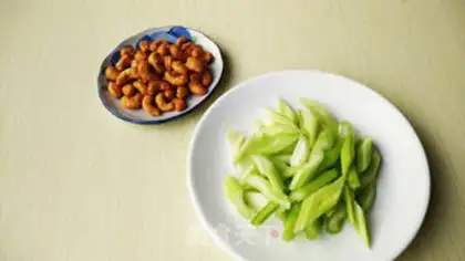 Make Charcoal fried cashew nuts step 0