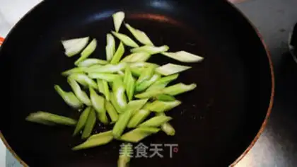 Make Charcoal fried cashew nuts step 1