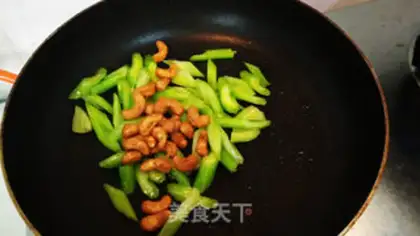 Make Charcoal fried cashew nuts step 2