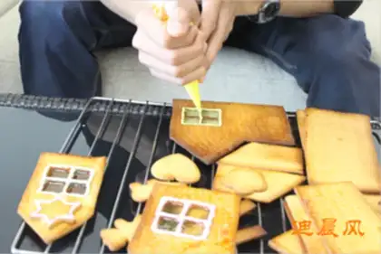 Make Christmas gingerbread house step 11