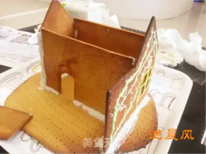 Make Christmas gingerbread house step 12