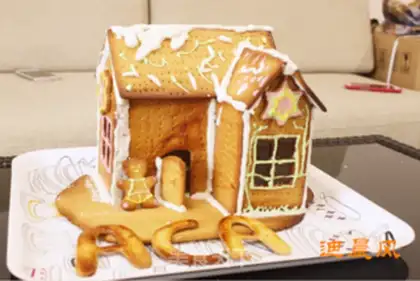Make Christmas gingerbread house step 13