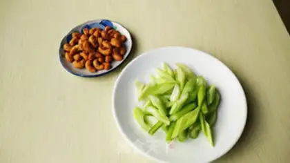 Make Cashew fried chicken step 1