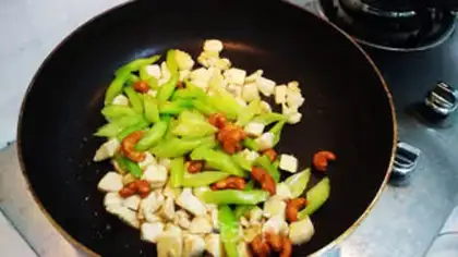 Make Cashew fried chicken step 4