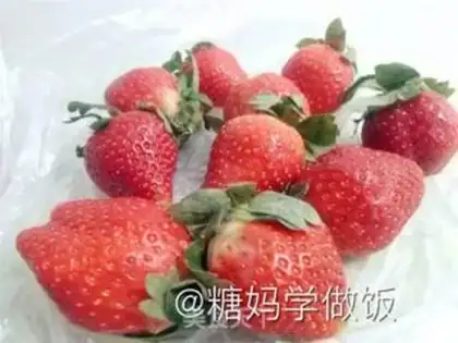 Make Strawberry Snowman step 0