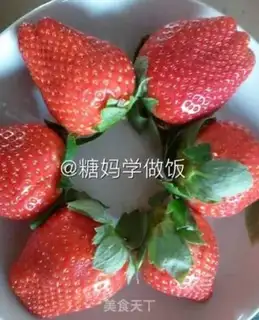 Make Strawberry Snowman step 1