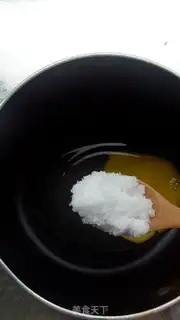 Make Onion salad for bread step 1
