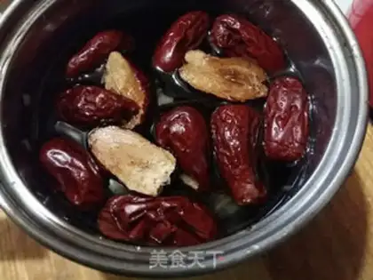 Make Red-tree cuisine soup step 1